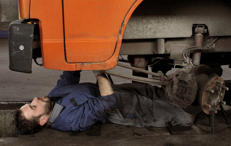 обслуживание грузовика водителем